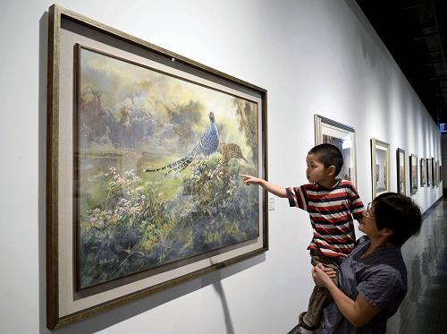7月6日,觀眾在“2013臺中市大墩美展文化交流展”上欣賞水彩畫作品《情深》。當日,“2013臺中市大墩美展文化交流展”在杭州浙江美術館開幕,共展出歷屆大墩獎作品及第17屆大墩美展獲獎作品121件,展現(xiàn)了近年來臺灣美術的發(fā)展,進一步促進兩岸藝術文化的相互了解和共同發(fā)展。臺中市于1996年開辦大墩美展,為藝術創(chuàng)作者提供競技切磋的舞臺,目前已逐步成為臺灣最具國際性的展覽之一。新華社發(fā)(施健學 攝)