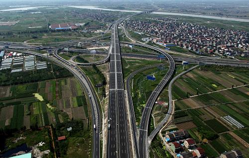 這是嘉興至紹興跨江公路通道、杭甬高速和上三高速交叉的沽渚樞紐(6月17日攝)。7月6日,浙江嘉興至紹興跨江公路通道工程通過交工驗收,具備通車條件,將于7月中旬正式通車。屆時從浙江紹興到上海的車程將縮短近一半。嘉紹大橋及南北接線工程(嘉紹跨江公路通道)全長69.5公里,是《國家高速公路網(wǎng)規(guī)劃》中“一縱”──沈陽至??趪腋咚俟返慕M成部分。嘉興至紹興跨江公路通道將乍嘉蘇高速公路、滬杭高速公路、杭浦高速公路、杭甬高速公路、上三高速公路和紹諸高速公路等便捷地連接起來,對促進長三角經(jīng)濟一體化和產(chǎn)業(yè)結構升級具有重大意義。新華社發(fā)(袁云 攝)