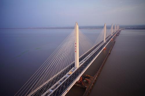 空中俯瞰嘉紹大橋(6月17日攝)。新華社發(fā)(袁云 攝)