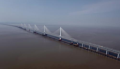 空中俯瞰嘉紹大橋(6月17日攝)。新華社發(fā)(袁云 攝)