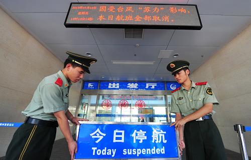 7月12日,福州邊檢站官兵在福州馬尾客運(yùn)進(jìn)港大廳進(jìn)行停航前的布置。新華社記者 魏培全 攝