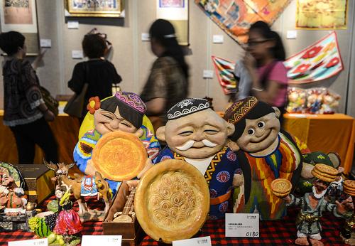 7月12日,參觀者在觀看展出的作品。當(dāng)日,首屆新疆禮物設(shè)計(jì)大賽作品展在烏魯木齊開展。大賽從4月啟動(dòng)以來,共收到數(shù)十家企業(yè)和個(gè)人的參賽作品900多件,作品涵蓋了雕塑、繪畫、剪紙、刺繡、土陶等多種藝術(shù)表現(xiàn)形式。這些作品將在今后幾周內(nèi)接受專家評委和廣大市民的評審與投票,最終產(chǎn)生金獎(jiǎng)3名,銀獎(jiǎng)8名,銅獎(jiǎng)20名。新華社記者 王菲 攝