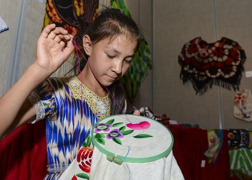 7月12日,一名來自吐魯番的女孩在展出現(xiàn)場表演刺繡。新華社記者 王菲 攝