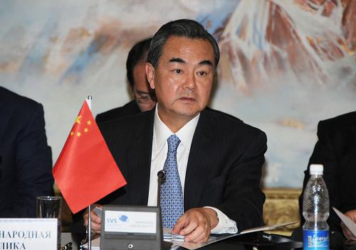 7月13日,在吉爾吉斯斯坦比什凱克,中國(guó)外交部長(zhǎng)王毅參加會(huì)議討論。當(dāng)日,上海合作組織成員國(guó)外交部長(zhǎng)理事會(huì)會(huì)議在吉爾吉斯斯坦首都比什凱克舉行,中國(guó)外交部長(zhǎng)王毅出席。新華社記者 關(guān)建武 攝