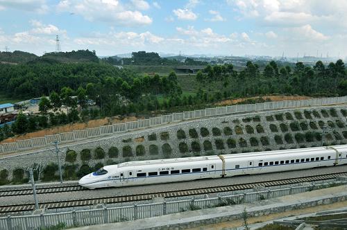 7月19日,動車組首次在湘桂鐵路衡柳線桂林至柳州段進(jìn)行聯(lián)調(diào)聯(lián)試。新華社發(fā)(黎寒池 攝)