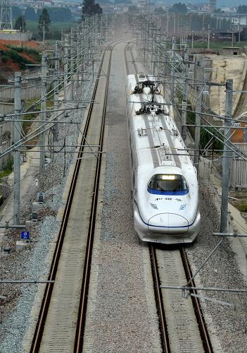 7月19日,動車組首次在湘桂鐵路衡柳線桂林至柳州段進(jìn)行聯(lián)調(diào)聯(lián)試。新華社發(fā)(黎寒池 攝)