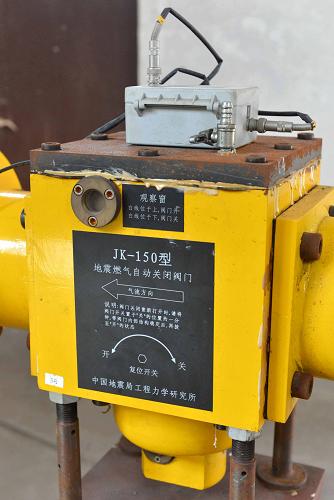 這是7月22日拍攝的安裝在唐山市鳳凰園小區(qū)燃氣調(diào)壓站內(nèi)的JK-150型地震燃氣自動關(guān)閉系統(tǒng)閥門。新華社發(fā)(鄭勇 攝)