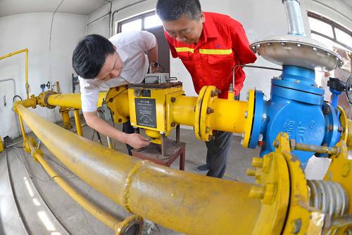 7月22日,在安裝有燃氣地震應(yīng)急自動處置裝置的唐山市鳳凰園小區(qū)燃氣調(diào)壓站內(nèi),唐山市地震局工作人員與燃氣公司員工在調(diào)試設(shè)備。新華社發(fā)(鄭勇 攝)