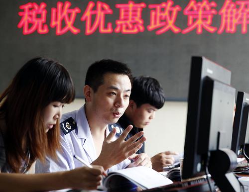 7月22日,在廊坊安次區(qū)地稅局,工作人員在“納稅人之家”現(xiàn)場咨詢臺為大學生解讀有關大學生創(chuàng)業(yè)稅收優(yōu)惠政策。新華社記者 王申 攝