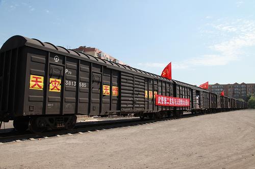 這是滿載物資的救災(zāi)專列(7月23日攝)。7月23日,滿載5000頂帳篷、3萬床棉被的“援-108次”專列由哈爾濱香坊火車站開往甘肅許家臺(tái)站,這是黑龍江省首批通過鐵路援助甘肅地震災(zāi)區(qū)的救援物資。地震發(fā)生后,哈爾濱鐵路局組織干部職工聯(lián)合武警官兵連續(xù)10多個(gè)小時(shí)搶運(yùn)救災(zāi)物資。救災(zāi)專列開行后將“一路綠燈”,確保救災(zāi)物資在第一時(shí)間運(yùn)抵災(zāi)區(qū)。新華社發(fā)(李遠(yuǎn)征 攝)