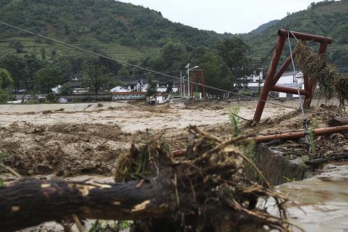 7月25日,通往成縣黃渚鎮(zhèn)柏灣村成河社的便民橋被洪水沖毀,成河社成為一座“孤島”。7月24日晚至25日11時(shí),甘肅省隴南市成縣連降大到暴雨,其中,黃渚鎮(zhèn)降雨量達(dá)到105毫米以上。暴雨導(dǎo)致黃渚、王磨、紙坊、蘇元等鄉(xiāng)鎮(zhèn)受災(zāi),出現(xiàn)滑坡、塌方、道路中斷等險(xiǎn)情。成縣縣城東河河水暴漲,江武路東河大橋受損。目前,全縣緊急轉(zhuǎn)移群眾291戶1060人,災(zāi)情還在進(jìn)一步統(tǒng)計(jì)當(dāng)中。新華社發(fā)(吳庭棟 攝)