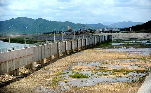 峽江水利樞紐工程船閘上游引航道(7月27日攝)。 有江西“小三峽”之稱的峽江水利樞紐工程建設(shè)已初具規(guī)模,將于7月31日下閘蓄水,首臺(tái)機(jī)組將具備發(fā)電條件。峽江水利樞紐工程位于江西省峽江縣境內(nèi)贛江中游,總投資近百億元,是目前江西投資最大的水利樞紐工程,也是鄱陽湖生態(tài)經(jīng)濟(jì)區(qū)建設(shè)的重點(diǎn)水利工程之一。該工程以防洪、發(fā)電、航運(yùn)為主,兼有灌溉等綜合效益。工程計(jì)劃于2015年全面建成,年平均發(fā)電量11.42億千瓦時(shí)。新華社記者 周科 攝