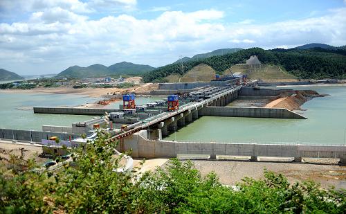 峽江水利樞紐工程全貌(7月27日攝)。新華社記者 周科 攝