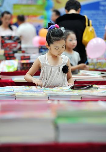 7月27日,在第三屆中國(guó)西部童博會(huì)上,前來(lái)觀展的孩子在圖書展銷區(qū)瀏覽圖書。當(dāng)日,2013第三屆中國(guó)西部童博會(huì)在寧夏回族自治區(qū)銀川市開幕,本次童博會(huì)通過(guò)大型嘉年華游藝設(shè)施、孕嬰童用品展銷體驗(yàn)、文藝表演等一系列生動(dòng)活潑、健康向上的少兒活動(dòng),為暑期的孩子們奉上豐盛的休閑娛樂(lè)大餐。新華社記者 彭昭之 攝