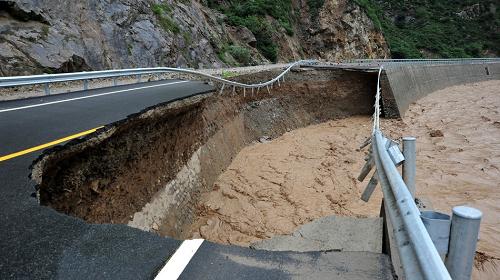暴雨致使莊天二級公路清水段嚴(yán)重?fù)p毀,交通中斷(7月25日攝)。6月19日到7月25日,甘肅天水市清水縣出現(xiàn)三次特大暴雨天氣,其降水強度均超過當(dāng)?shù)亟邓康臍v史紀(jì)錄,加之受甘肅岷縣漳縣6.6級地震影響,清水縣境內(nèi)暴雨、山洪和地震災(zāi)害疊加,一些村莊和路段發(fā)生滑坡、崩塌、泥石流等地質(zhì)災(zāi)害。據(jù)初步統(tǒng)計,清水縣近10萬人不同程度受災(zāi),2952間房屋倒塌,近3萬戶家庭停電,通訊中斷。目前,因暴雨引發(fā)的次生災(zāi)害仍在頻發(fā),災(zāi)情繼續(xù)蔓延。面對嚴(yán)重的災(zāi)情,清水縣全縣動員,投入緊急救援搶險隊伍35支3000多人,緊急疏散轉(zhuǎn)移安置群眾4452人。新華社發(fā)(劉華 攝)