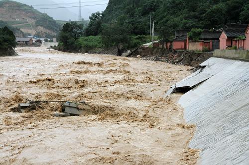 7月27日拍攝的甘肅省隴南市成縣黃渚鎮(zhèn)黃渚村被暴雨沖垮的河堤。新華社發(fā)(張平良 攝)