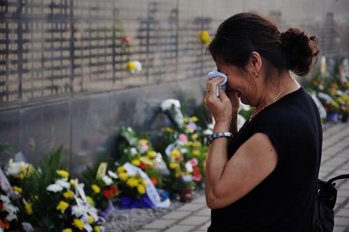 7月28日,一位女士來到唐山大地震紀念墻前追思親人。當日是唐山大地震37周年紀念日,不少唐山市民來到唐山地震遺址紀念公園紀念墻前,或靜靜佇立或深情凝望,追思在1976年唐山大地震中逝去的親人。新華社發(fā)(王洪潮 攝)