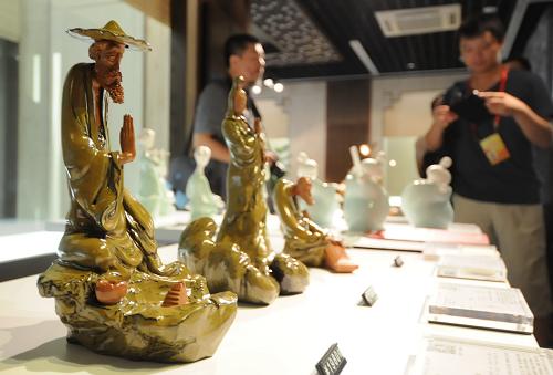 這是來自四川成都原創(chuàng)品牌“雅道清心”的陶藝作品(8月4日攝)。新華社記者 林善傳 攝