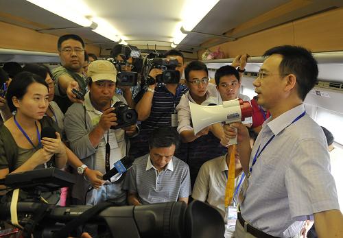 8月9日,向莆鐵路股份有限公司副總經(jīng)理兼總工程師王睿在向莆鐵路聯(lián)調(diào)聯(lián)試檢測(cè)車內(nèi)就向莆鐵路的有關(guān)問題接受媒體記者采訪。新華社記者 魯鵬 攝