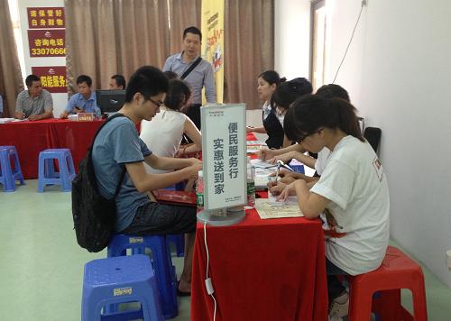 8月11日,選完房的申請人在現(xiàn)場辦理有線電視等便民服務。新華社記者 趙瑞希 攝