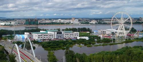 8月11日,黑河市大黑河島國(guó)貿(mào)城周圍和植物園被淹。新華社發(fā)(邱齊龍 攝)