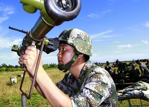 演練中,廣東省軍區(qū)參演人員跟蹤搜索目標(biāo)(8月10日攝)。 8月9日至12日,廣州軍區(qū)在南海某海域舉行“湛箭—2013”實(shí)彈戰(zhàn)術(shù)演習(xí),模擬“敵軍”空中行動(dòng),重點(diǎn)演練偵察預(yù)警、空地對(duì)抗等防空作戰(zhàn)課目,檢驗(yàn)部隊(duì)信息化條件下火力反應(yīng)和綜合保障能力。 新華社發(fā)(杜宇光 攝)