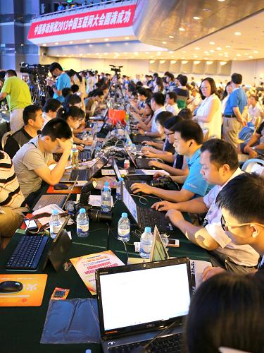 8月13日,中國互聯(lián)網(wǎng)大會合作媒體在開幕式現(xiàn)場進(jìn)行信息發(fā)布。新華社發(fā)(李根 攝)