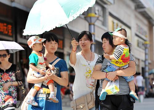 8月13日,在寧夏銀川街頭,幾位逛街的市民正在給孩子打傘遮陽。當(dāng)日,寧夏回族自治區(qū)多地迎來高溫天氣,寧夏氣象臺(tái)于8月12日晚間發(fā)布高溫黃色預(yù)警信號(hào),中北部大部地區(qū)出現(xiàn)超過35℃的高溫天氣,銀川、青銅峽、永寧、中寧達(dá)到或創(chuàng)1961年以來同期最高記錄,其中中寧(37.7℃)達(dá)1961年以來年最高氣溫的第二高值(并列)。高溫天氣還將持續(xù)。新華社記者 彭昭之 攝