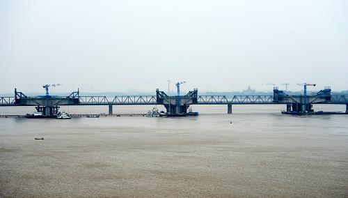 8月13日,洪水流經(jīng)松花江哈爾濱市道外區(qū)江段在建的哈齊客運(yùn)專(zhuān)線松花江特大橋。黑龍江省防汛抗旱指揮部統(tǒng)計(jì)數(shù)據(jù)顯示,松花江哈爾濱站8月13日水位117.51米,比12日上漲0.04米,低于警戒水位0.65米,流量5540立方米/秒,預(yù)計(jì)25日左右超過(guò)警戒水位,約5年一遇,9月1日左右達(dá)到10年一遇。預(yù)計(jì)松花江哈爾濱以上江段將發(fā)生15年一遇洪水。新華社發(fā)(張清云 攝)