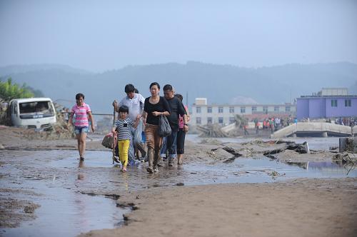 8月17日,撫順市清原滿族自治縣南口前鎮(zhèn)受災(zāi)群眾向安全地區(qū)轉(zhuǎn)移。新華社記者 潘昱龍 攝