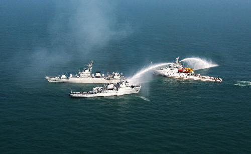 8月17日,東海艦隊(duì)拖船和交通部東海救助局救助船對“受損船只”實(shí)施滅火。新華社發(fā) (代宗鋒 攝)