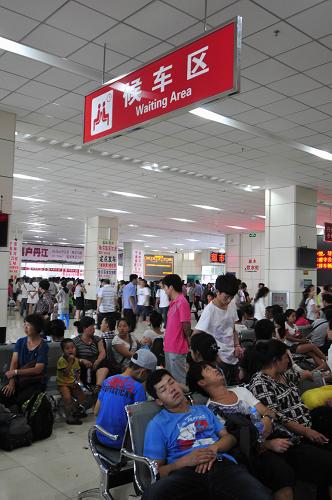 8月17日,在黑龍江省牡丹江市公路客運總站,旅客在候車室等待出行。受持續(xù)降雨影響,松花江、嫩江、黑龍江防洪形勢嚴峻,為確保旅客列車運行安全,8月16日開始,黑龍江省牡丹江鐵路車站30多趟列車停運,大批旅客選擇公路客運出行,牡丹江公路客運總站客運量增加3成。新華社發(fā)(張春祥 攝)
