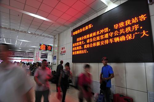 8月17日,旅客經(jīng)過黑龍江省牡丹江市公路客運總站出行信息發(fā)布欄。新華社發(fā)(張春祥 攝)