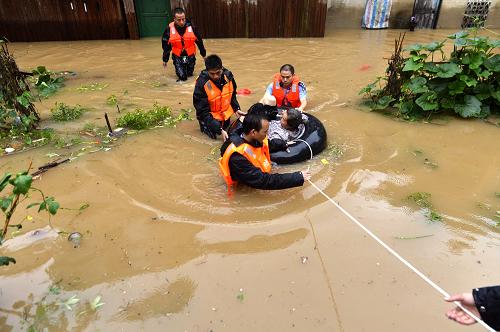 8月17日,救援人員在湖南省江永縣桃川鎮(zhèn)農(nóng)貿(mào)市場解救被洪水圍困的群眾。新華社發(fā)(黃海 攝)