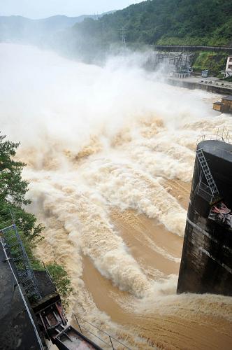 8月17日,位于廣西賀州市八步區(qū)信都鎮(zhèn)的一座水庫在往賀江排洪。新華社記者 陸波岸 攝