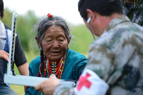 在昌都地震重災(zāi)區(qū)左貢縣田妥鎮(zhèn)噶益村,昌都駐軍醫(yī)療隊(duì)的醫(yī)生在為一位藏族老阿媽量血壓(8月16日攝)。截至目前,西藏昌都地區(qū)發(fā)生的6.1級(jí)地震已經(jīng)造成28.1萬人不同程度受災(zāi),5.2萬間房屋受損。地震發(fā)生后,當(dāng)?shù)攸h委政府及駐軍立即組織醫(yī)療隊(duì)投入救援,確??拐鹁葹?zāi)工作順利進(jìn)行。新華社記者 陳天湖 攝