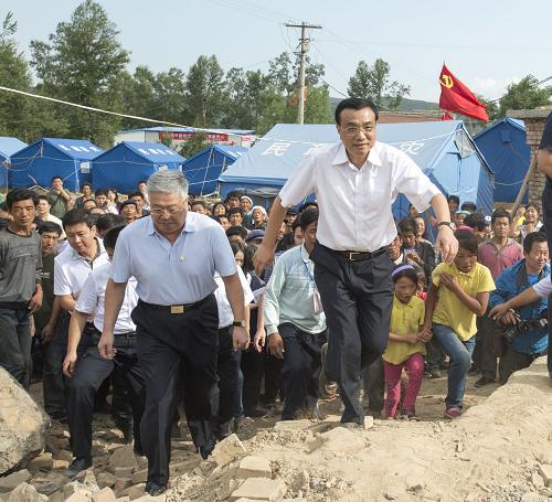 8月17日,中共中央政治局常委、國務(wù)院總理李克強(qiáng)來到甘肅岷縣漳縣地震災(zāi)區(qū)考察。這是李克強(qiáng)總理來到海拔2700多米的岷縣重災(zāi)區(qū)梅川鎮(zhèn)永光村看望受災(zāi)群眾。新華社記者 李學(xué)仁 攝