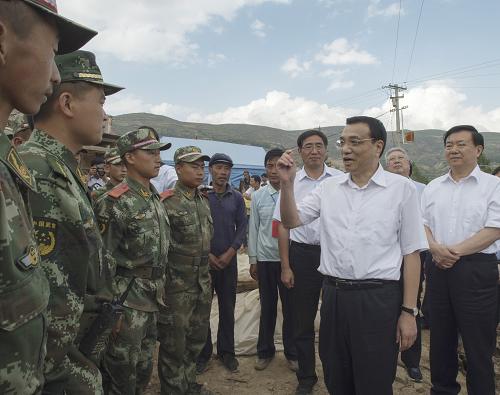 8月17日,中共中央政治局常委、國務(wù)院總理李克強(qiáng)來到甘肅岷縣漳縣地震災(zāi)區(qū)考察。新華社記者 李學(xué)仁 攝