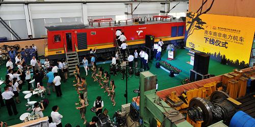 我國首臺出口非洲電力機車下線儀式現場(8月20日攝)。新華社記者 龍弘濤 攝