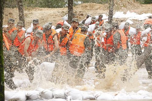 黑龍江省軍區(qū)邊防某團(tuán)官兵在黑河市黑龍江長(zhǎng)發(fā)江段加高大堤(8月17日)。新華社發(fā)(魏建順 攝)