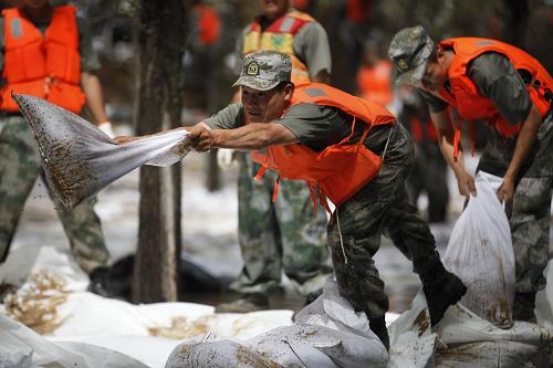 黑龍江省預(yù)備役炮兵旅官兵在黑河市孫吳縣沿江鄉(xiāng)黑龍江江段加固大壩(8月19日)。新華社發(fā)(呂衍海 攝)