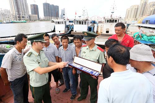 8月20日,在浙江省舟山市沈家門漁港,沈家門邊防派出所干警向漁民宣傳禁毒知識(shí)。當(dāng)日,浙江省舟山市公安邊防支隊(duì)開展“參與禁毒斗爭(zhēng) 構(gòu)建和諧社會(huì)”活動(dòng),組織邊防官兵進(jìn)漁港、登船頭,通過(guò)宣傳展板、毒品實(shí)物展示、宣傳畫等形式,讓漁民們了解毒品的種類、危害及國(guó)家打擊毒品犯罪的相關(guān)法律知識(shí)。舟山漁場(chǎng)是我國(guó)最大的漁場(chǎng),在旺汛時(shí)期,集結(jié)在漁場(chǎng)的漁船多達(dá)數(shù)萬(wàn)艘,漁民達(dá)10多萬(wàn)人。新華社記者 徐昱 攝