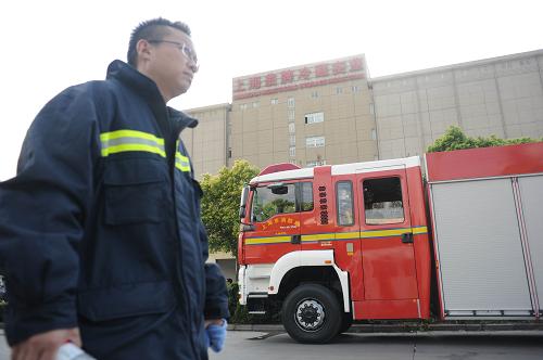 8月31日,一名救援人員從事發(fā)工廠經(jīng)過。新華社發(fā)(劉曉晶 攝)