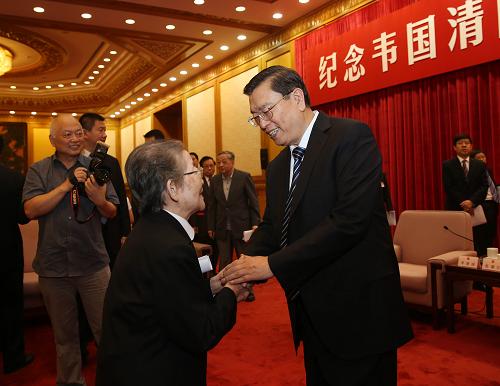 9月2日,紀(jì)念韋國(guó)清同志誕辰100周年座談會(huì)在北京召開。中共中央政治局常委、全國(guó)人大常委會(huì)委員長(zhǎng)張德江出席座談會(huì)。這是張德江與韋國(guó)清同志親屬握手交談。新華社記者 劉衛(wèi)兵 攝