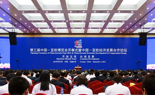 這是9月2日拍攝的開幕式現(xiàn)場(chǎng)。當(dāng)日,第三屆中國(guó)-亞歐博覽會(huì)開幕式暨中國(guó)-亞歐經(jīng)濟(jì)發(fā)展合作論壇在烏魯木齊舉行。新華社記者 畢曉洋 攝