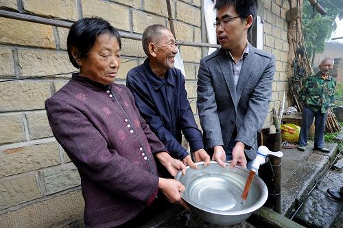 9月4日,重慶永川區(qū)茶山竹海街道辦的“第一書記”周明(右)在與村民劉弟才(中)、李遠(yuǎn)碧試用剛接通的水管。來自區(qū)委組織部的周明今年5月進(jìn)村擔(dān)任“第一書記”后,積極協(xié)調(diào)相關(guān)單位,爭取項(xiàng)目資金,幫助該村700多位群眾解決了多年的“吃水難”問題。從2012年開始,重慶市永川區(qū)每年從區(qū)委區(qū)政府機(jī)關(guān)選派數(shù)十名優(yōu)秀干部進(jìn)駐工作薄弱村擔(dān)任“第一書記”,幫助這些村加強(qiáng)基層組織建設(shè)、理清工作思路。他們把群眾作為最好的老師,走訪了解基層情況,向群眾宣傳政策法規(guī)、健全領(lǐng)導(dǎo)班子、發(fā)展村級(jí)經(jīng)濟(jì)、解決實(shí)際問題,認(rèn)真履行“第一書記”職責(zé),成為百姓的貼心人,受到群眾的歡迎。新華社記者 李健 攝