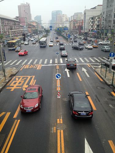 9月4日,在北京朝陽路即將開通的“朝汐車道”上,中央隔離帶護(hù)欄已經(jīng)撤走。新華社發(fā)(王振 攝)