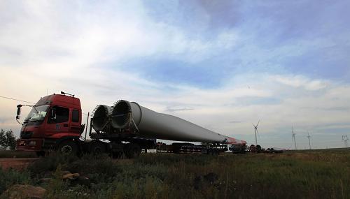 大量風機風扇運送到國家風光儲輸二期風電施工現(xiàn)場(9月3日攝)。新華社發(fā)(伴建忠 攝)