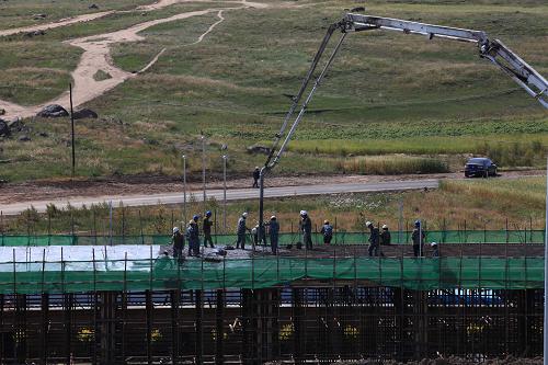 這是9月3日在河北張家口拍攝的建設中的國家風光儲輸二期工程施工現(xiàn)場。新華社發(fā)(伴建忠 攝)
