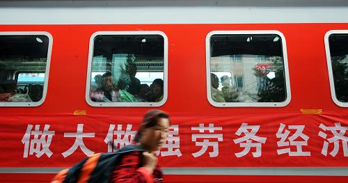 9月5日,一名赴疆采棉工經(jīng)過青藏鐵路公司開行的棉農(nóng)專列。當(dāng)日,在青海省民和回族土族自治縣就業(yè)服務(wù)部門的組織下,3200名當(dāng)?shù)夭擅薰こ俗汕嗖罔F路公司開行的棉農(nóng)專列赴新疆奎屯拾棉。根據(jù)計(jì)劃,青藏鐵路公司將于9月15日之前開行3趟到達(dá)新疆的棉農(nóng)專列,確保近萬(wàn)名采棉工如期抵達(dá)。近年來(lái),青海省民和回族土族自治縣大力發(fā)展外出勞務(wù)型經(jīng)濟(jì),組織開展赴疆采棉活動(dòng),成為當(dāng)?shù)剞r(nóng)民增加收入的一條重要途徑。新華社記者 侯德強(qiáng) 攝